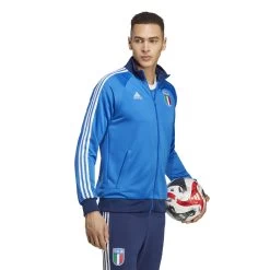 ADIDAS Giacca Della Tuta Italia DNA 2022/23 15 ADIDAS Giacca Della Tuta Italia DNA 2022/23 -Negozio Di Attrezzature Per Il Calcio adidas ht2190 6 apparel on model walking view white