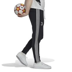 ADIDAS Jogging Juventus Turin 2022/23 DNA -Negozio Di Attrezzature Per Il Calcio adidas hu1185 5 apparel on model walking view white