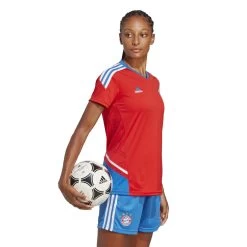 ADIDAS Camicia Da Allenamento Da Donna Bayern Munich Condivo 2022/23 -Negozio Di Attrezzature Per Il Calcio adidas hu1267 7 apparel on model walking view white